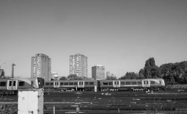 ロンドン イギリス Circa 2019年9月 黒と白のクラッパム ジャンクション駅近くの南西部鉄道列車 — ストック写真
