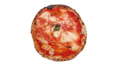 Beyaz arka planda izole edilmiş pizza margherita.