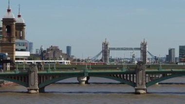 Thames Nehri ve Londra Köprüsü