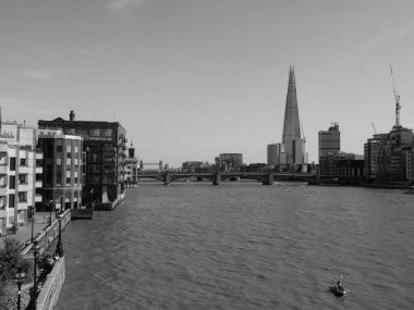 LONDON, İngiltere - CIRCA SEPTEMBER 2019: Thames Nehri 'nin siyah beyaz panoramik manzarası