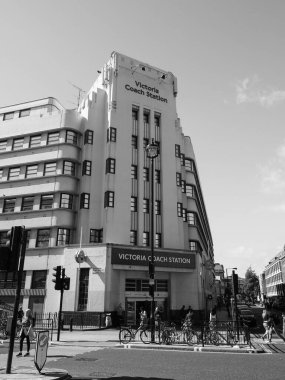 LONDON, UK - CRCA EPTEMBER 2019: Victoria Koç İstasyonu siyah ve beyaz