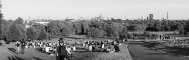 LONDON - CIRCA SEPTEMBER 2019: Primrose Hill 'den görülen geniş panoramik manzara, yüksek çözünürlüklü siyah beyaz