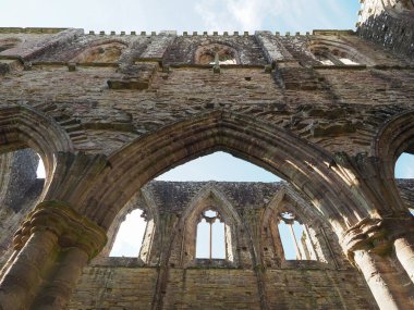 TINTERN, İngiltere - CIRCA SEPTEMBER 2019: Tintern Abbey (Galce Abaty Tyndyrn) harabeleri