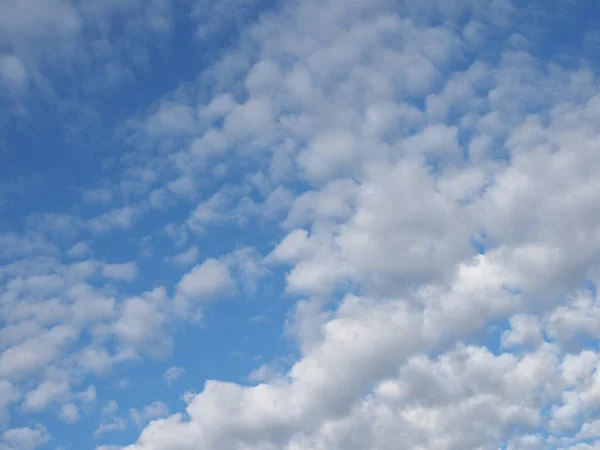 Cielo Azul Con Nubes Útiles Como Fondo — Foto de Stock