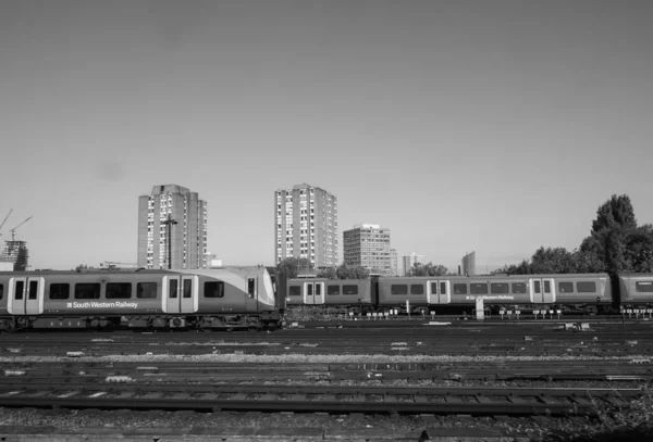 ロンドン イギリス Circa 2019年9月 黒と白のクラッパム ジャンクション駅近くの南西部鉄道列車 — ストック写真
