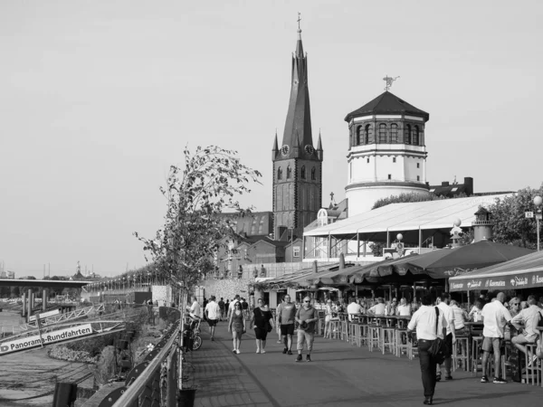 Duesseldorf Allemagne Circa Août 2019 Les Gens Sur Promenade Rheinuferpromenade — Photo