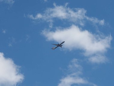 LONDON, İngiltere - CRCA HAZİRAN 2017: British Airways mavi gökyüzünde bulutlu bir uçak