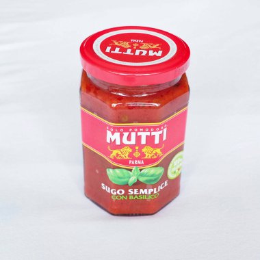 PARMA, ITALY - CIRCA AĞUSTOS 2020: Fesleğenli Mutti domates sosu kavanozu