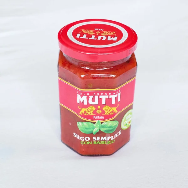 PARMA, ITALY - CIRCA AĞUSTOS 2020: Fesleğenli Mutti domates sosu kavanozu