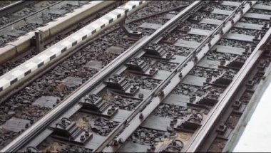 Yavaş giden trenin rayları.