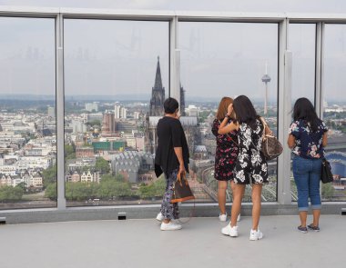 KOELN, GERMANY - CIRCA AĞUSTOS 2019: Koelnangle gökdeleninde gezen insanlar