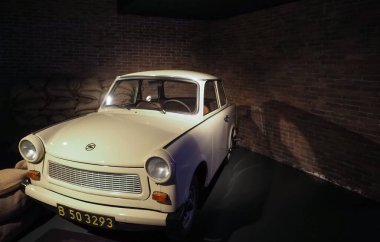 TURIN, İtalya - CIRCA Kasım 2019: Torin otomobil müzesinde eski model Trabant 601 1987 arabası