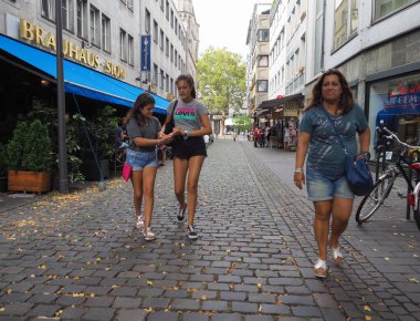 KOELN, GERMANY - CIRCA AĞUSTOS 2019: Şehir merkezinde insanlar