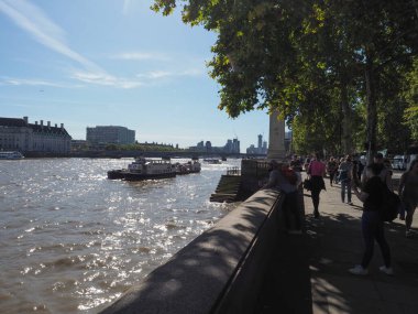 Londra, İngiltere - CIRCA EPTEMBER 2019: Thames nehrinin kıyısında yürüyen insanlar