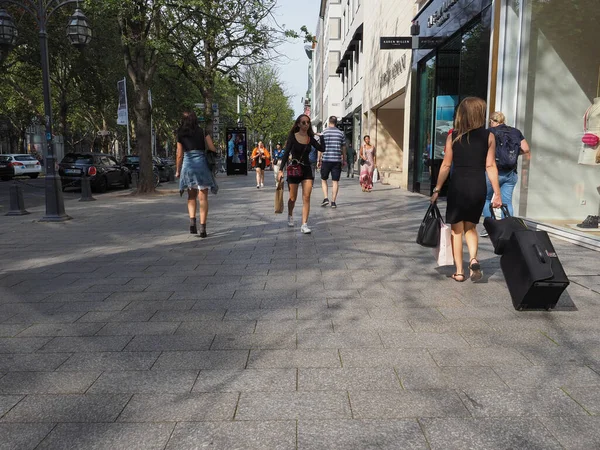 Duesseldorf Tyskland Circa August 2019 Människor Koenigsallee High Street — Stockfoto