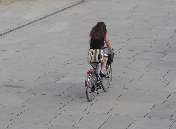 ケルン ドイツ Circa 2019年8月 市内中心部で自転車に乗る女性 — ストック写真