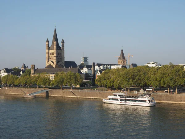 Koeln Germany Circa 8月2019 川からの都市のスカイラインの眺め — ストック写真