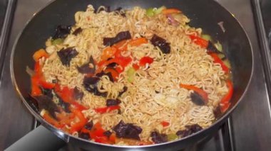 Körili makarna geleneksel Asya yemekleri tavada