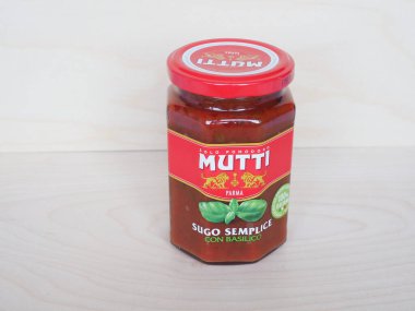 PARMA, ITALY - CIRCA AĞUSTOS 2020: Fesleğenli Mutti domates sosu kavanozu