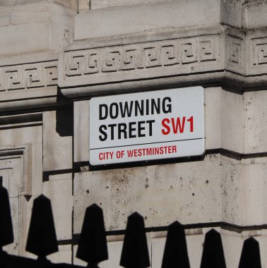 LONDON, İngiltere - CIRCA SEPTEMBER 2019: Hükümetin 10 numaralı Downing Street genel merkezinde ve Birleşik Krallık başbakanının resmi ikametgahında imza