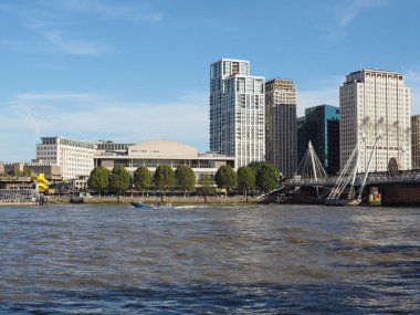 LONDON, İngiltere - CIRCA SEPTEMBER 2019: Royal Festival Hall ile River Thames South Bank 'ın görüntüsü