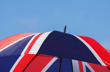 Birleşik Krallık (Birleşik Krallık) ulusal bayrağına sahip Şemsiye, diğer adıyla Union Jack, mavi gökyüzü üzerinde kopya alanı ile