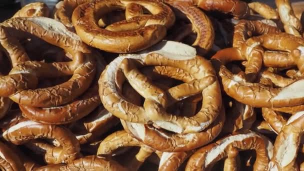 Pan horneado pretzel — Vídeo de stock