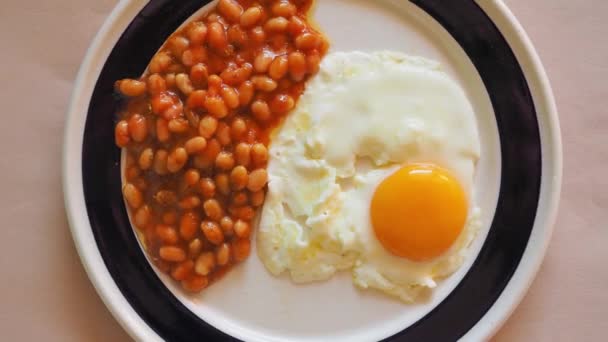 Χορτοφαγικό Αγγλικό Πρωινό Ψητά Φασόλια Και Τηγανητά Αυγά — Αρχείο Βίντεο