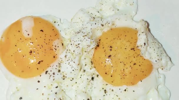 Жареные Яйца Блюде Солнечная Сторона Вверх Молотым Черным Перцем — стоковое видео