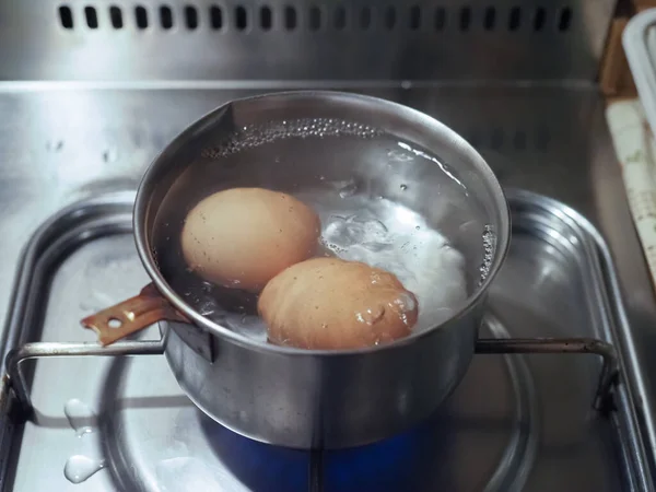 Ovos Ferventes Uma Panela Fogão Gás — Fotografia de Stock