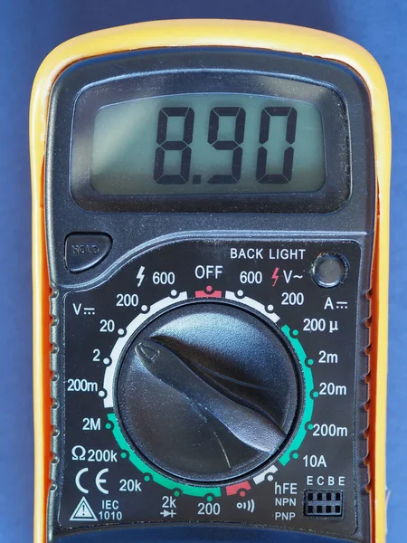 マルチメータマルチメータ ボルトオームミリメートル 電子計測器 — ストック写真