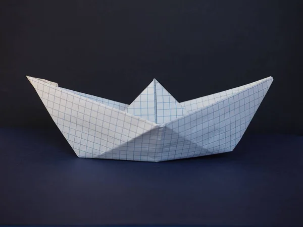 濃い青の海を背景にしたおもちゃの紙のボート — ストック写真