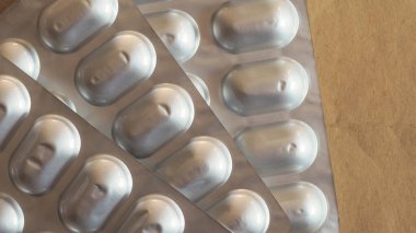 Tezgahın üzerinde ilaç ya da reçeteli ilaç.