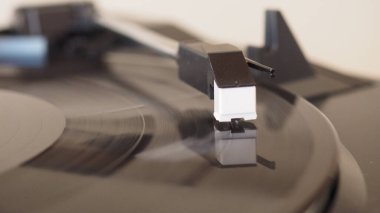 Bir pikap, iğne - siyah beyaz odak üstünde vinil plak