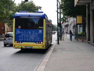 TURIN, İTALYA - EYLÜL 04, 2025: otobüs durağındaki kaldırımda bir kadınla otobüs durağı