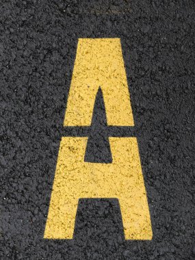 Asfalt üzerinde sarı bir şablon işareti.