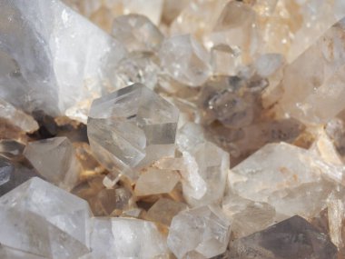 Silikon ve oksijen atomlarından oluşan endüstriyel Quartz mineral kristalleri