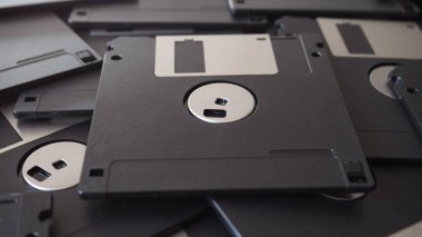 Kişisel bilgisayar veri depolama için birçok manyetik disk