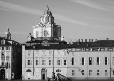 TURIN, İtalya - CIRCA HAZİRAN 2020: Piazza Castello Meydanı 'ndaki San Lorenzo Kilisesi' nin Siyah-Beyaz Kubbesi