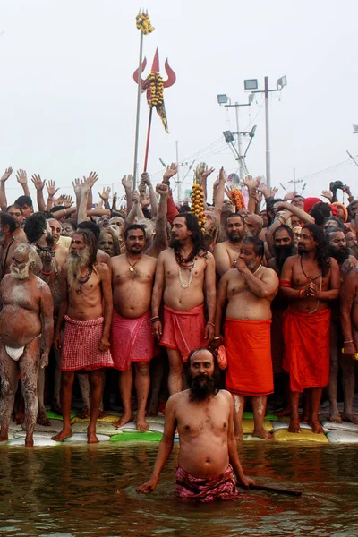 Naga Sadhus Kumbh Mela Allahabad, Uttar Pradesh eyaletinde, Hindistan üzerinde 04 Şubat, 2019 yılında ana banyo günü Ganj Nehri atlamak için istekli
