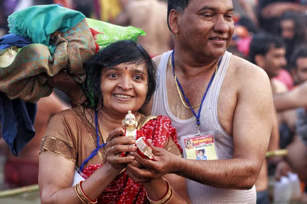 Bir kaç derin bağlılık içinde Kumbh Mela Allahabad, Uttar Pradesh eyaletinde, Hindistan üzerinde 04 Şubat, 2019 yılında ana banyo günü Ganj Nehri namazlarında sunar