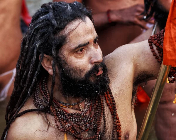 Bir sadhu üzerine awe ile en büyük hindu Allahabad, Uttar Pradesh eyaletinde, Hindistan üzerinde 04 Şubat, 2019 Kumbh Mela adlı toplama sırasında görünüyor