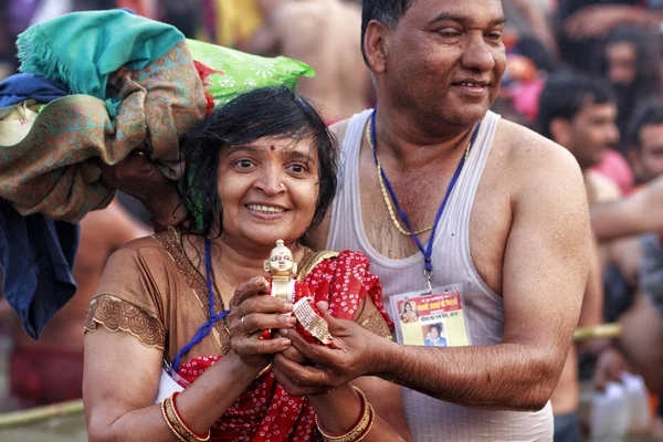 Una Pareja Profunda Devoción Ofrece Oraciones Río Ganges Día Principal Imágenes De Stock Sin Royalties Gratis