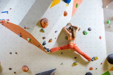 Genç kadın zorlu bouldering rota tırmanma
