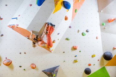 Genç kadın tırmanma bouldering rota