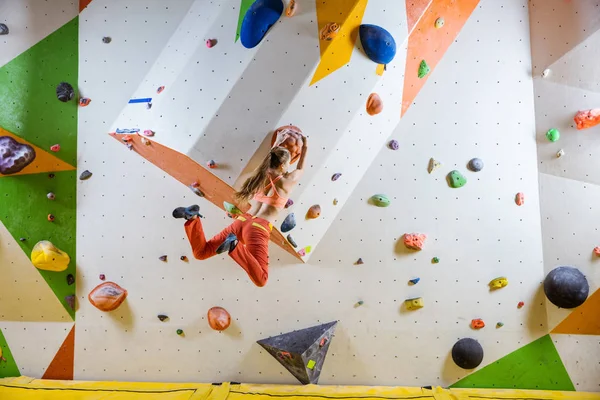 Young Athletic Woman Jumping Climbing Hold Indoor Bouldering Gym — Stock Photo, Image