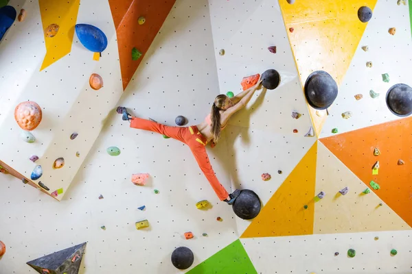 Junge Frau Klettert Herausfordernde Boulderroute Der Kletterhalle — Stockfoto