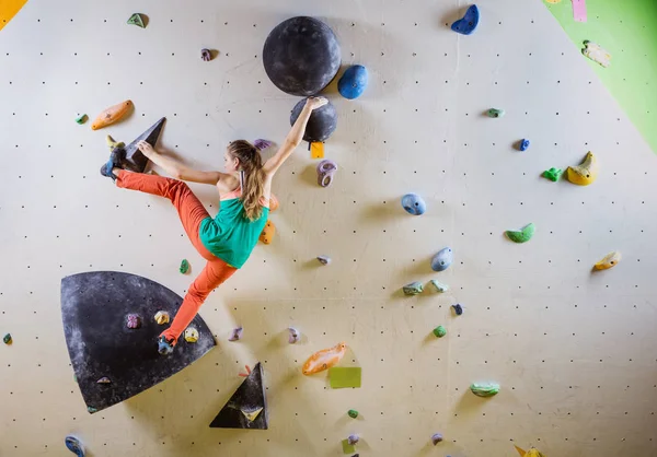 Νεαρή Γυναίκα Αναρρίχησης Bouldering Διαδρομή Στο Κλειστό Γυμναστήριο Της Αναρρίχησης — Φωτογραφία Αρχείου