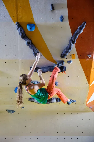 Jeune Femme Escaladant Route Rocheuse Salle Gym Escalade Intérieure — Photo