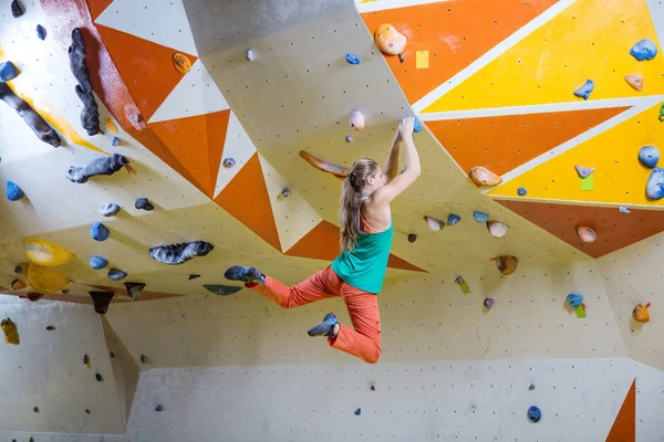 Fiatal Sportos Kapaszkodóoszlopot Boulder Edzőteremben Ugrás — Stock Fotó